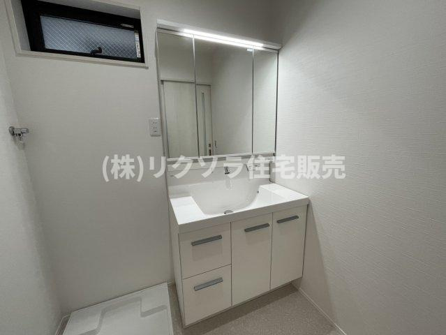 成美町　新築一戸建ての独立洗面台|三面鏡付き独立洗面台
■物件内覧・資金計画相談・住宅ローン相談、リフォーム相談、お問合せ受付中■
※当日・翌日のご内覧、ご相談はお電話でのお問合せがスムーズです！