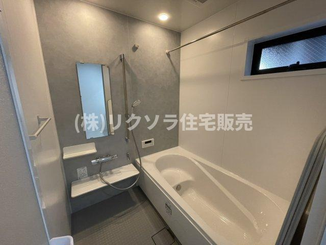成美町　新築一戸建ての浴室|浴室乾燥機付き
■物件内覧・資金計画相談・住宅ローン相談、リフォーム相談、お問合せ受付中■
※当日・翌日のご内覧、ご相談はお電話でのお問合せがスムーズです！