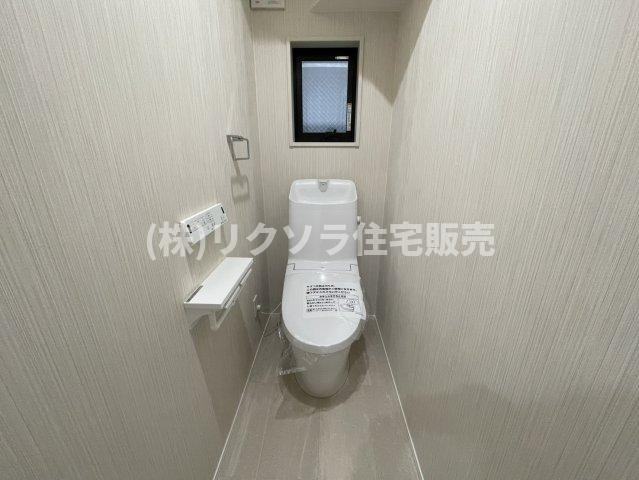 成美町　新築一戸建てのトイレ|1階　温水洗浄便座付き
■物件内覧・資金計画相談・住宅ローン相談、リフォーム相談、お問合せ受付中■
※当日・翌日のご内覧、ご相談はお電話でのお問合せがスムーズです！