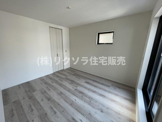 成美町　新築一戸建ての寝室|洋室7.0帖
■物件内覧・資金計画相談・住宅ローン相談、リフォーム相談、お問合せ受付中■
※当日・翌日のご内覧、ご相談はお電話でのお問合せがスムーズです！