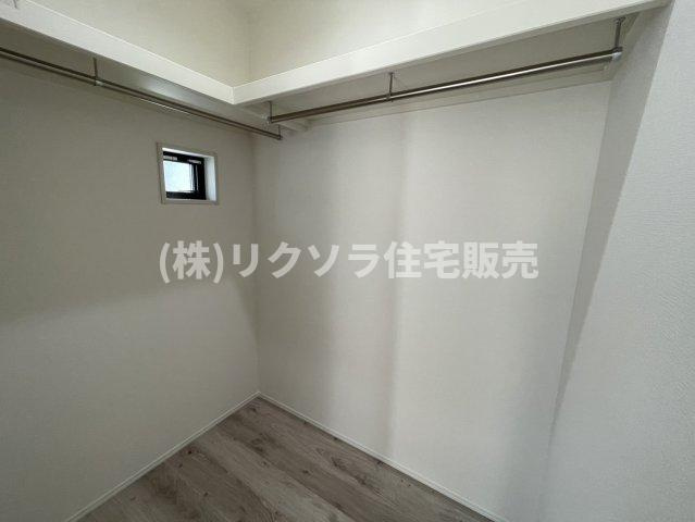成美町　新築一戸建ての収納|ウォークインクローゼット
■物件内覧・資金計画相談・住宅ローン相談、リフォーム相談、お問合せ受付中■
※当日・翌日のご内覧、ご相談はお電話でのお問合せがスムーズです！