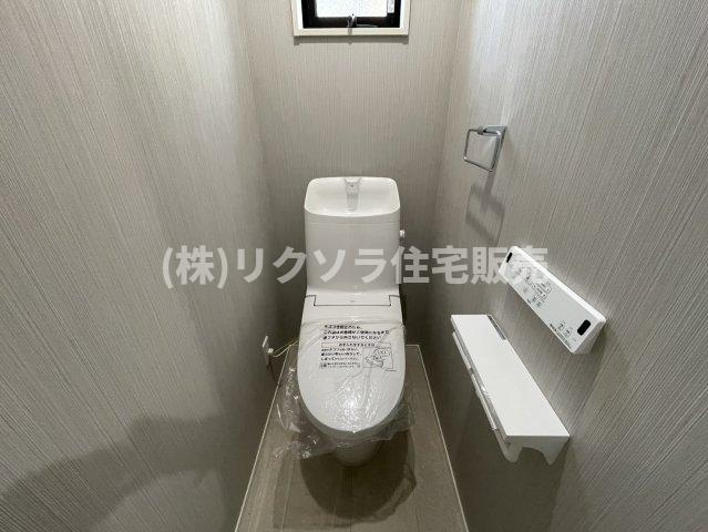 成美町　新築一戸建ての内装|2階　トイレ　温水洗浄便座付き
■物件内覧・資金計画相談・住宅ローン相談、リフォーム相談、お問合せ受付中■
※当日・翌日のご内覧、ご相談はお電話でのお問合せがスムーズです！