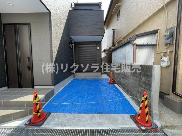 成美町　新築一戸建ての駐車場|1台駐車可能
■物件内覧・資金計画相談・住宅ローン相談、リフォーム相談、お問合せ受付中■
※当日・翌日のご内覧、ご相談はお電話でのお問合せがスムーズです！