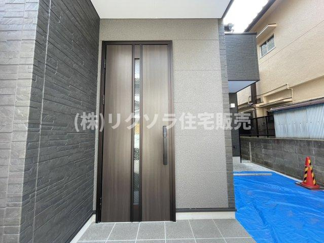 成美町　新築一戸建ての玄関|■物件内覧・資金計画相談・住宅ローン相談、リフォーム相談、お問合せ受付中■
※当日・翌日のご内覧、ご相談はお電話でのお問合せがスムーズです！