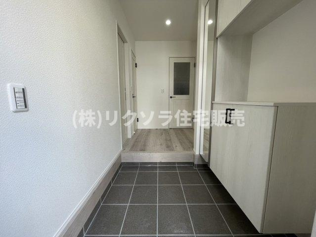成美町　新築一戸建ての内装|玄関内部
■物件内覧・資金計画相談・住宅ローン相談、リフォーム相談、お問合せ受付中■
※当日・翌日のご内覧、ご相談はお電話でのお問合せがスムーズです！