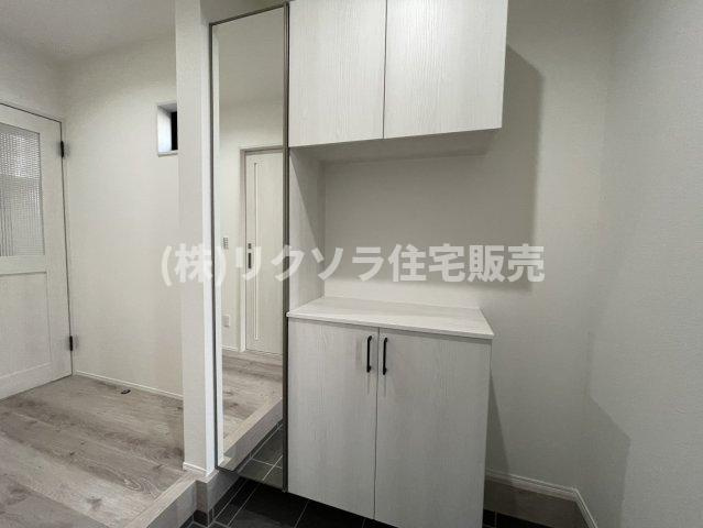 成美町　新築一戸建ての収納|姿見付きシューズボックス
■物件内覧・資金計画相談・住宅ローン相談、リフォーム相談、お問合せ受付中■
※当日・翌日のご内覧、ご相談はお電話でのお問合せがスムーズです！