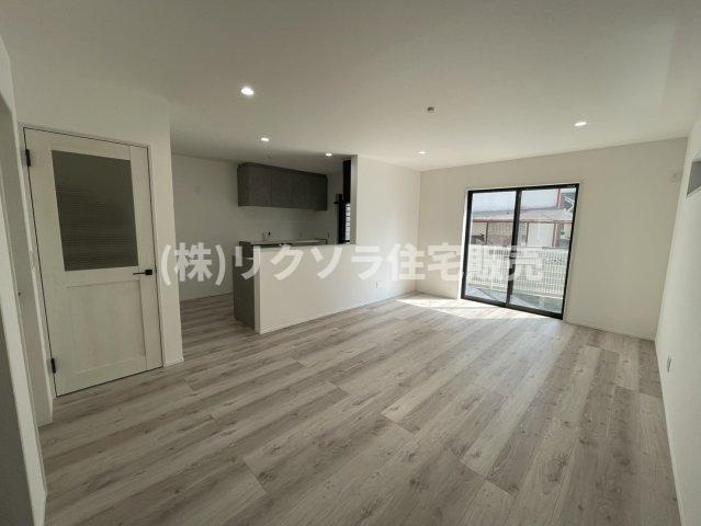 成美町　新築一戸建ての居間・リビング|LDK17.0帖
■物件内覧・資金計画相談・住宅ローン相談、リフォーム相談、お問合せ受付中■
※当日・翌日のご内覧、ご相談はお電話でのお問合せがスムーズです！