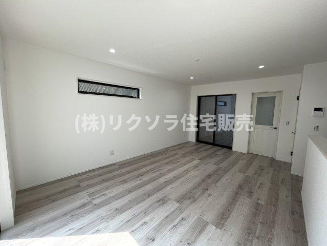 成美町　新築一戸建ての居間・リビング|LDK17.0帖
■物件内覧・資金計画相談・住宅ローン相談、リフォーム相談、お問合せ受付中■
※当日・翌日のご内覧、ご相談はお電話でのお問合せがスムーズです！