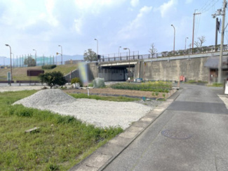 【前面道路含む現地写真】