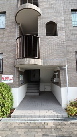 マッティーナ神戸弐番館のエントランス