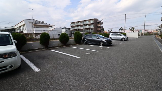 マッティーナ神戸弐番館の駐車場