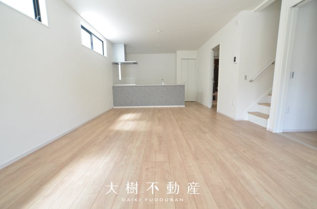【居間・リビング】 | 座間市立野台3丁目  新築戸建て　全２棟　【仲介手数料無料】 | 建物完成しました！！内見可能です♪