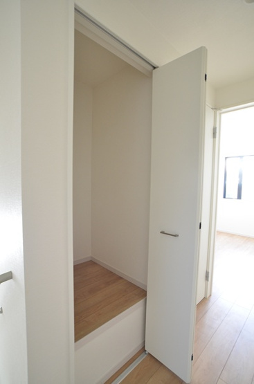 【洋室】 | 座間市立野台3丁目  新築戸建て　全２棟　【仲介手数料無料】 | 2階　洋室2（5.2帖）クローゼット