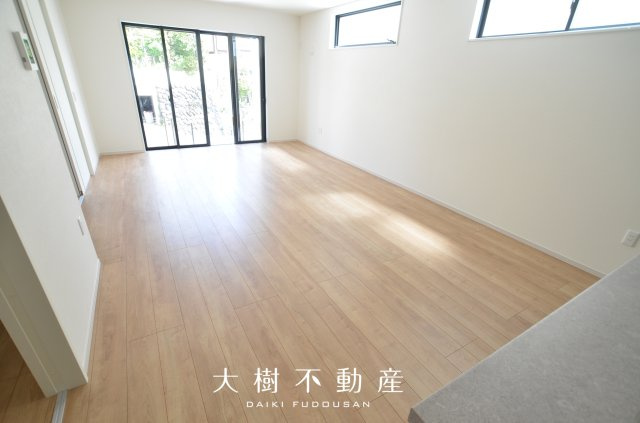 【居間・リビング】 | 座間市立野台3丁目  新築戸建て　全２棟　【仲介手数料無料】 | 宅地建物取引士による不動産のご説明・現地のご案内、住宅金融普及協会住宅ローンアドバイザーが住宅ローンのアドバイスから融資実行までのお手伝いをしっかりサポートします♪