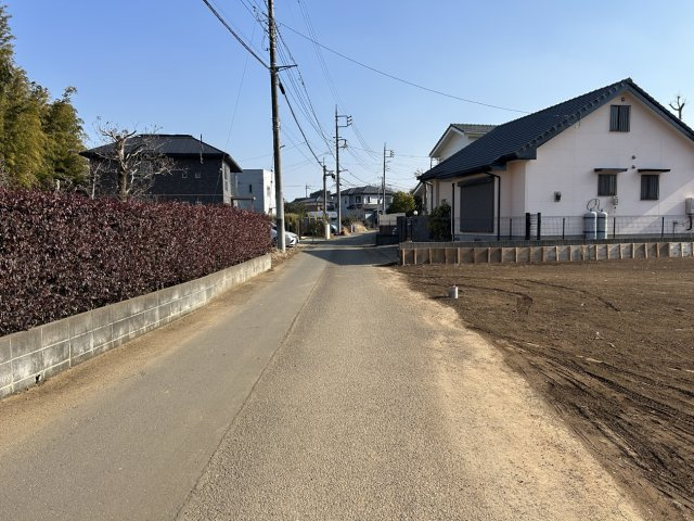東大和田町土地（角地）10年特例の周辺|前面道路（北東側）は幅員４ｍです。写真奥に進むと、国道６号線に出ます。