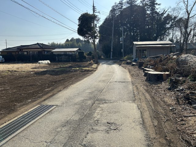東大和田町土地（角地）10年特例の周辺|前面道路（北西側）は幅員４ｍです。交通量が少なく、駐車に気を使う心配もありません。