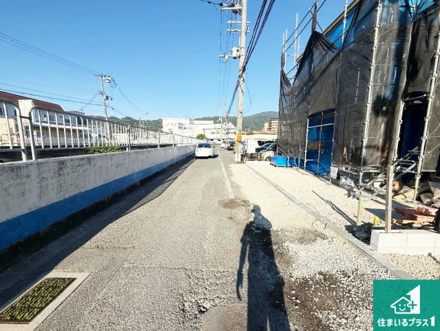 東大阪市元町　第1期　新築一戸建ての前面道路含む現地写真|ゆったりと足を伸ばせる浴室は一日の疲れを癒してくれる大切な空間です。小窓も付いており換気も行えます。浴室乾燥機も設置しているので、雨の日の洗濯物も安心です♪