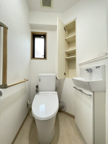イーグルコート椥辻十条のトイレ|トイレには独立した手洗いがあり、来客時にも使いやすい仕様です。