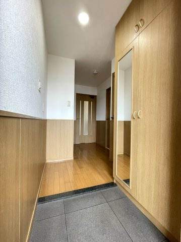 イーグルコート椥辻十条の玄関