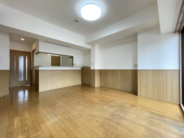 イーグルコート椥辻十条の居間・リビング|約12.5帖のリビング・ダイニングは東向き。前面に建物がないため、開放感があり、気持ちの良い陽が差し込む明るい空間です。