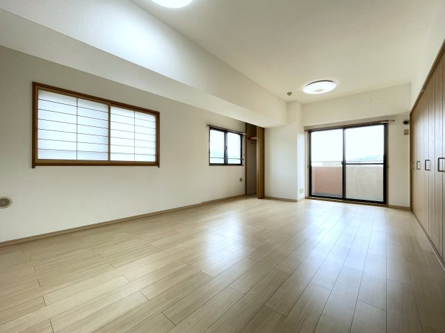 イーグルコート椥辻十条の洋室|リビングから直接アクセスできる約15帖の洋室。主寝室や趣味のお部屋としてはもちろん、ライフスタイルに合わせて多目的に活用いただけます。