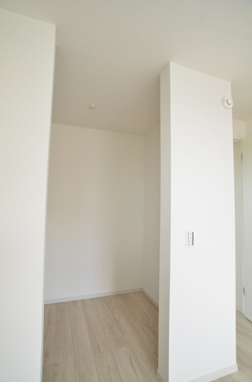 【洋室】 | 座間市立野台3丁目  新築戸建て　全２棟　【仲介手数料無料】 | 2階　洋室1（7.0帖）WIC