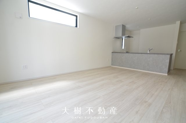 【居間・リビング】 | 座間市立野台3丁目  新築戸建て　全２棟　【仲介手数料無料】 | 宅地建物取引士による不動産のご説明・現地のご案内、住宅金融普及協会住宅ローンアドバイザーが住宅ローンのアドバイスから融資実行までのお手伝いをしっかりサポートします♪