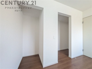 収納力が高く洋服や小物を整理しやすく、更衣室のように使え、部屋がすっきり保てます。収納の配置を自由に調整でき、換気性が良く防湿・防虫対策も可能。快適で機能的な生活空間を実現できます♪