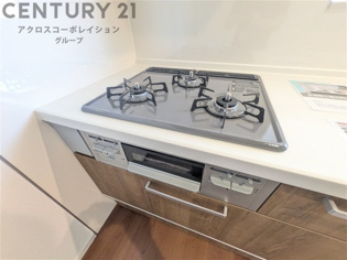 多数の調理器具を同時に使用でき、料理の効率化が可能。省エネで節約になり、様々な料理スタイルに適応できます。また、火力調整が独立しており、手入れや掃除もしやすく、今よりもっとお料理が楽しくなるかも。