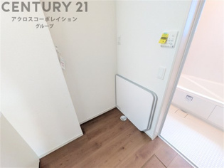 洗濯物の仕分け作業がしやすく、整理整頓が容易になります。洗濯音や湿気を他の部屋に持ち込まず、生活環境を快適に保ちます。上部を活用すれば収納スペースを確保でき洗剤や洗濯用品の整理もしやすくなります。