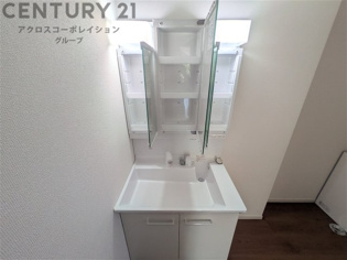 化粧品や洗顔料、歯ブラシなどの必需品をまとめて置ける収納スペースがあり、使用するたびに取り出す手間が省けます。また、水回りのため、濡れても大丈夫な素材が使用されており、お手入れが簡単です。