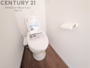 温水洗浄便座付トイレは温水洗浄機能により、暖かい水でおしりを洗浄することができ、冷たい水を使う従来の便座に比べ、温水洗浄機能で暖かいトイレを提供し、快適な使用を可能にします。