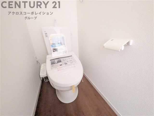 温水洗浄便座付トイレは温水洗浄機能により、暖かい水でおしりを洗浄することができ、冷たい水を使う従来の便座に比べ、温水洗浄機能で暖かいトイレを提供し、快適な使用を可能にします。