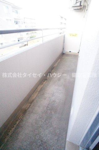サウスヒルズ中央第２号棟のバルコニー|※リフォーム中となります。