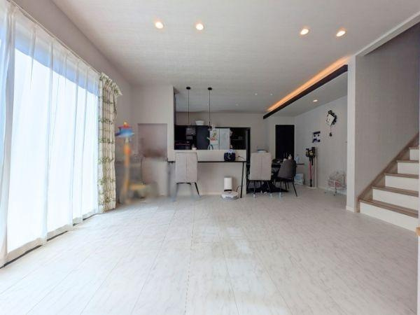 大字里　戸建ての居間・リビング|キッチンとの会話の弾む縦型リビング