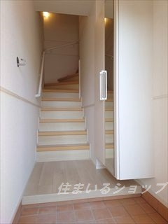 安芸高田市吉田町吉田のアパートの玄関|ミラー付き大型シューズボックスあり