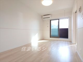 安芸高田市吉田町吉田のアパートの居間・リビング|人気の対面キッチン