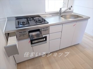 安芸高田市吉田町吉田のアパートのキッチン|３口ガスコンロ・グリル付き