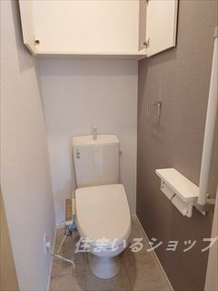 安芸高田市吉田町吉田のアパートのトイレ|シャワートイレ・手すり・収納あり