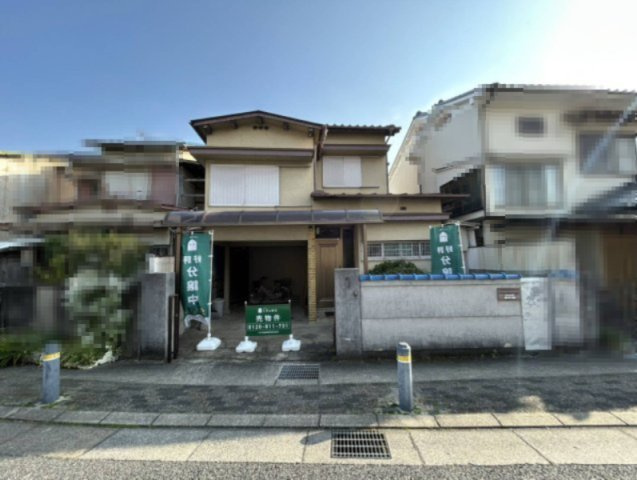 【商談中】長岡京市今里畔町　の前面道路含む現地写真|玄関側の北からの採光は明るすぎず、落ち着いた光を取り込めます。
南側も抜けているため、採光通風良好です！