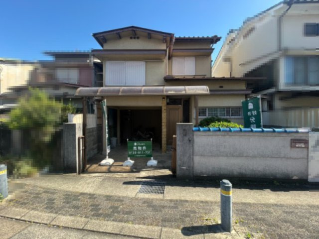 【商談中】長岡京市今里畔町　の外観|南側も公道になっていて、抜け感がございます！