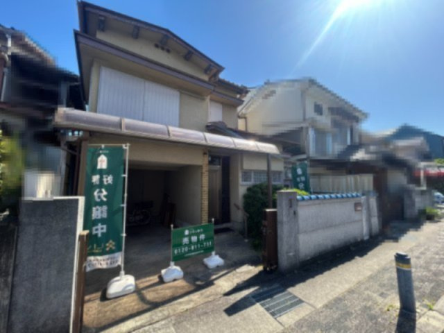 【商談中】長岡京市今里畔町　の外観|道路から歩道をはさみ、フラットな敷地のため、駐車もしやすいお土地です！