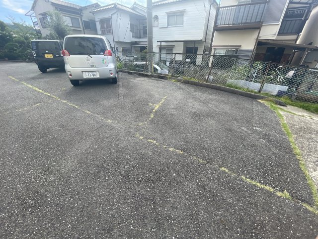 山の街サンクレバB棟の駐車場