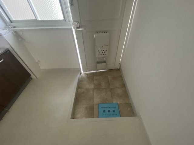 山の街サンクレバB棟の玄関