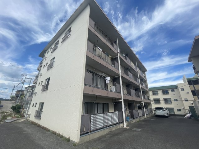 山の街サンクレバB棟の外観