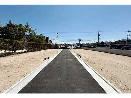 広島市佐伯区楽々園5丁目　新築一戸建ての前面道路含む現地写真