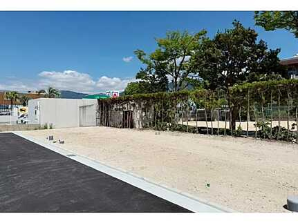 広島市佐伯区楽々園5丁目　新築一戸建ての前面道路含む現地写真