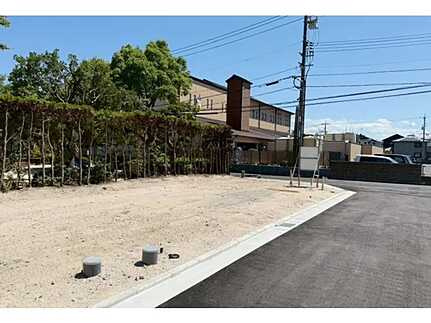 広島市佐伯区楽々園5丁目　新築一戸建ての前面道路含む現地写真