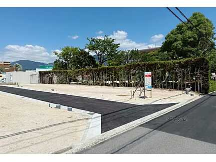 広島市佐伯区楽々園5丁目　新築一戸建ての前面道路含む現地写真