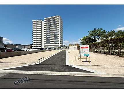 広島市佐伯区楽々園5丁目　新築一戸建ての前面道路含む現地写真